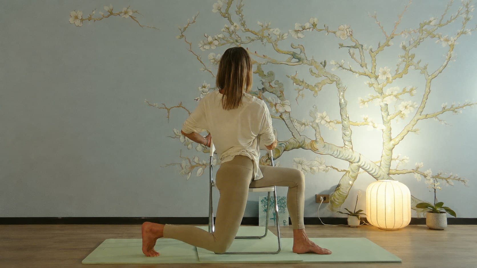 Debora Pugi durante una lezione di Yoga sulla Sedia e Posturale